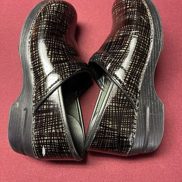 Dansko black and silver patent clogs, size 40, size 9 1/2 - 10 - Picture 13 of 15